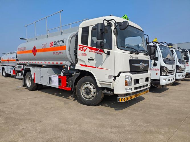 東風專底10噸油罐車 15.5方運油車的高效與可靠之選